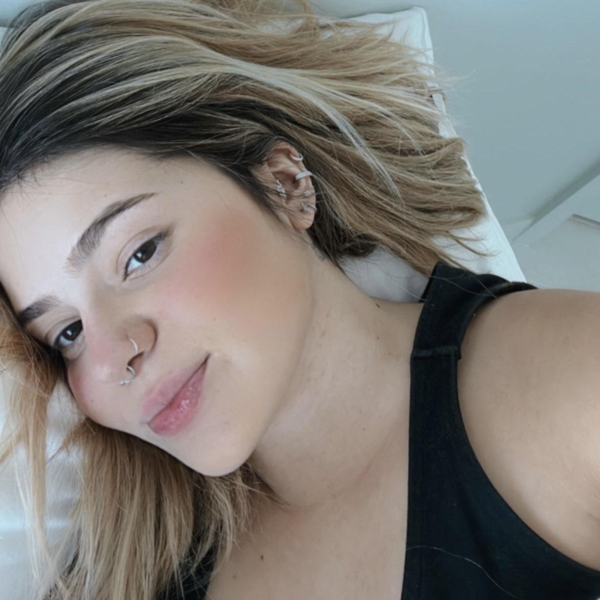 choquei's tweet photo. 🚨AGORA: Viih Tube está sendo criticada por viajar na executiva e deixar Eli, pai de sua filha, ir na classe econômica. https://t.co/HwteJfZQOr