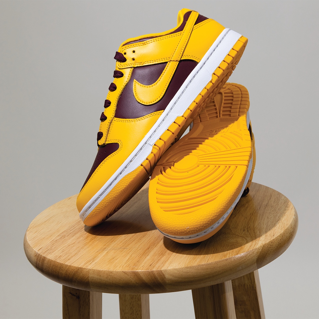 topsnbottomsusa's tweet photo. Nike Dunk Low “Arizona" State features a Maroon/Burgundy hue base with Golden Yellow overlays, Swooshes, lining, and outsole. A clean White midsole completes the design.
#chicago #nike #NikeDunk #aj #sneakers #sneakerhead #NikeDunkLow #NikeDunkLowArizona #NikeDunksLow https://t.co/l9KG3zz0rB