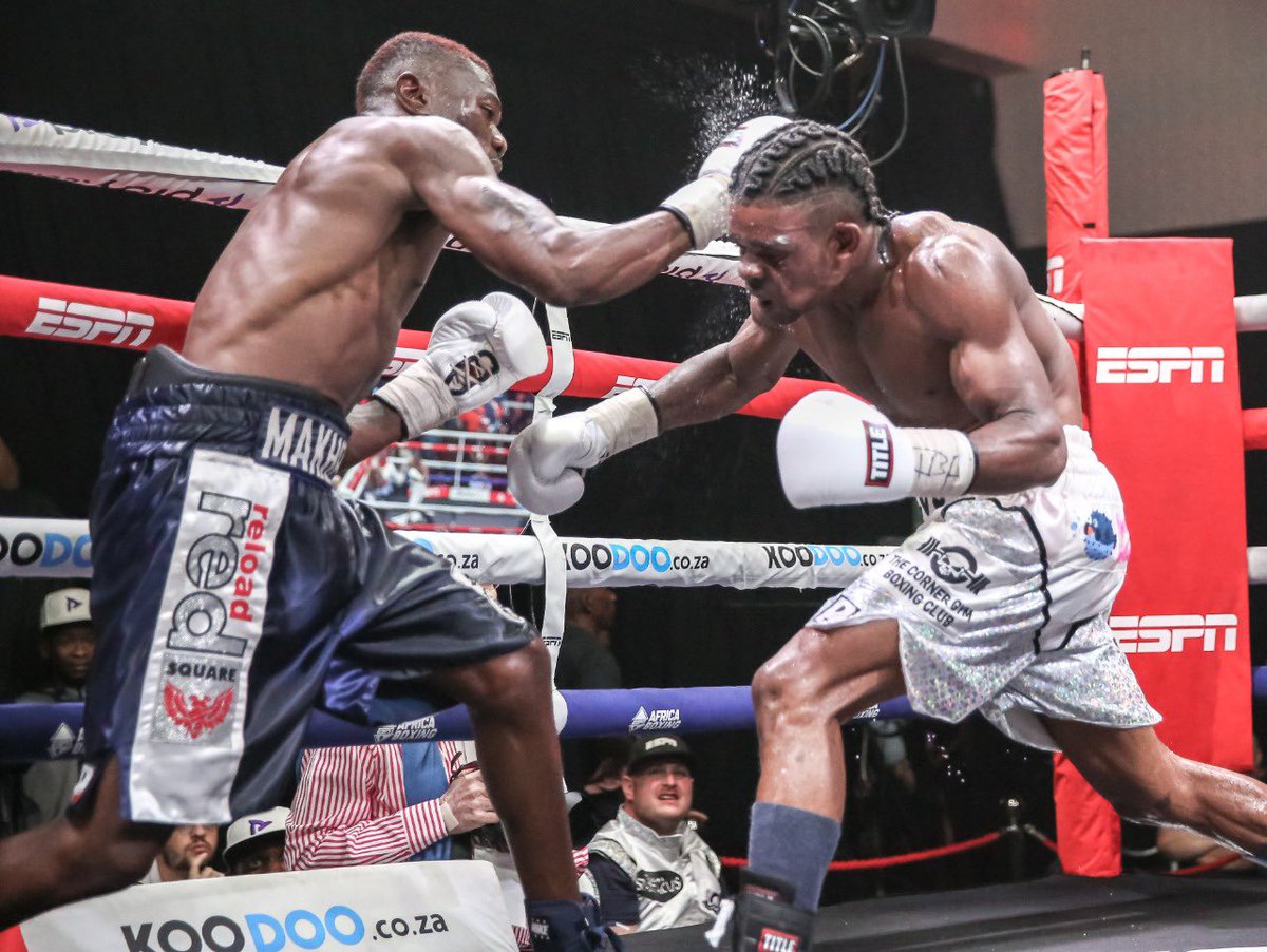 ESPNAfrica's tweet image. The vibe in the venue is unbelievable! 🙌

Aaaand the new IBF Welterweight Champion is South Africa’s Jabulani Makhense with a unanimous points decision win against Angola’s Henriques Lando in a grueling 12 rounder 🥊 🇿🇦

#ESPNAfrica | #PlayCoza | #ESPNAfricaBoxing | #KOODOO