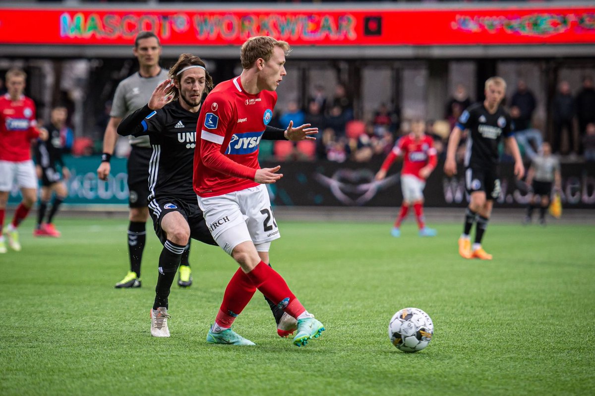 SIF_IF_Fanside_'s tweet photo. To udskiftninger!

Ud går: Nicklas Helenius og Anders Klynge

Ind kommer: Tonni Adamsen og Mads Kaalund

❤️🤍 https://t.co/nHPyahvqlv