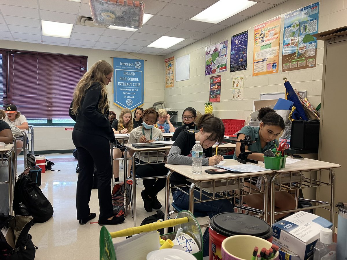 RossoClrosso's tweet photo. Intern in action! Christina Lambert teaching about how we get more cells thru mitosis! Teaching by both notes and lab! #fa22interns #WeareDeLand https://t.co/5zcxgxvUao