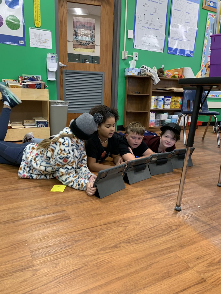 Teamwork makes the dream work in fourth grade. @4thLincolnK8 <a href="/LincolnK8School/">Lincoln K-8 District-Wide School</a> Reviewing food web concepts is fun!