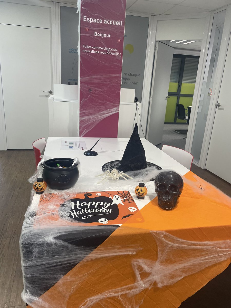 CaudanCmb's tweet photo. Halloween s'invite à l'agence de Caudan! Un bonbon ou un sort à vous de choisir ! 🎃👻 https://t.co/hJgwR2Gk6N
