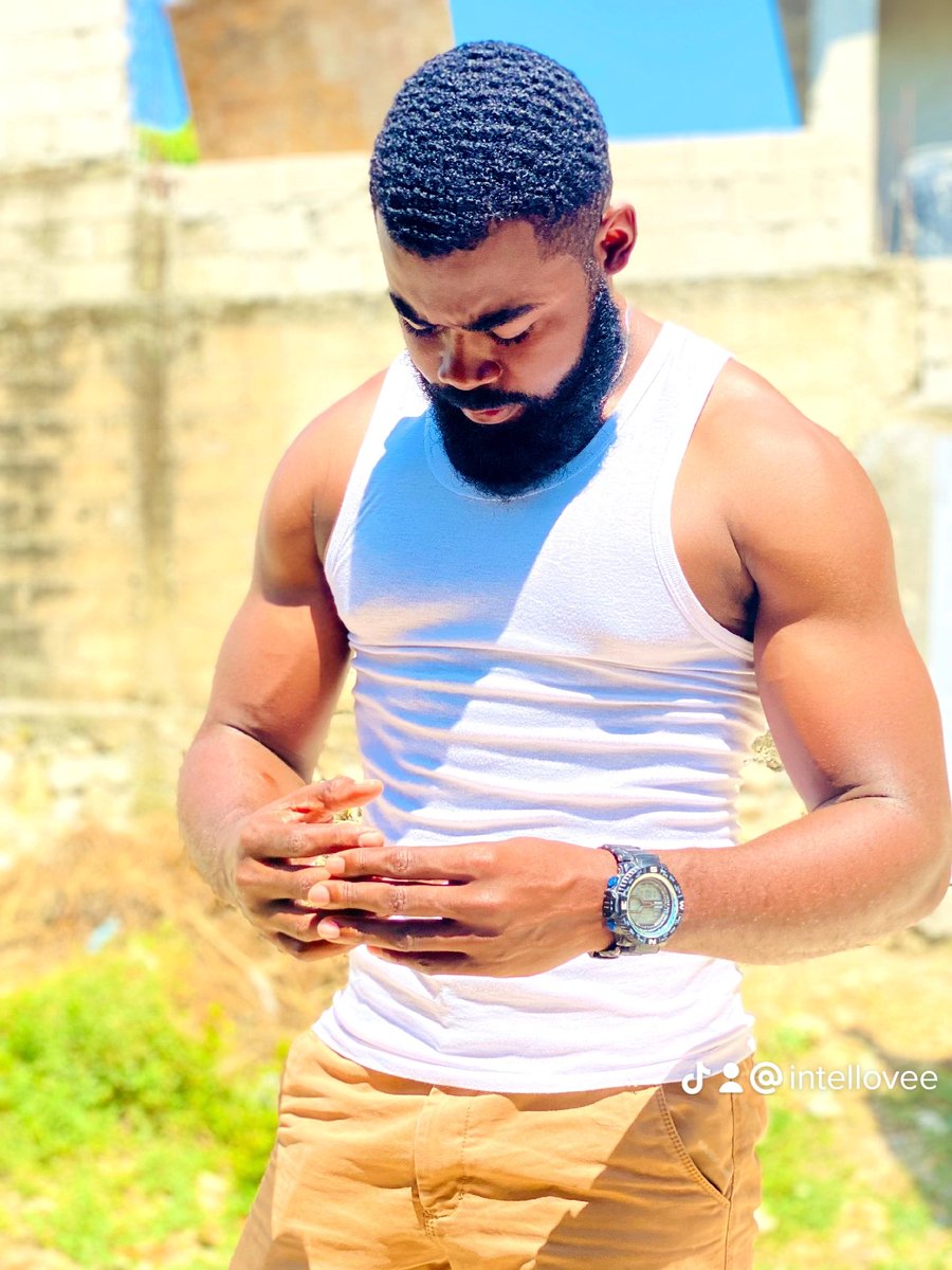 IntelloVee's tweet image. Who's in this photo?
Ain't got any idea 😕