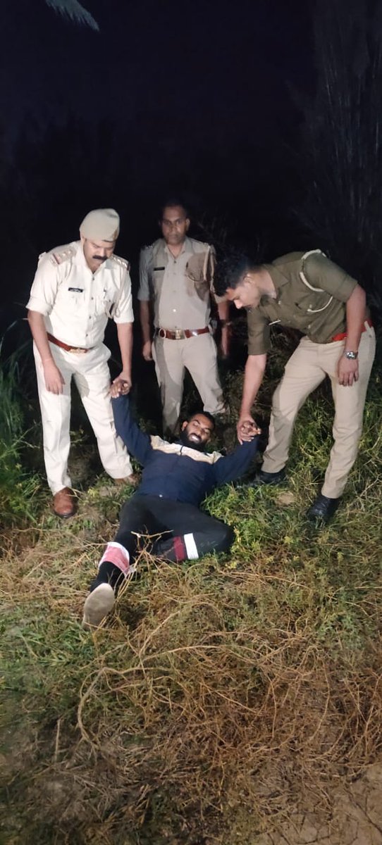 ghaziabadpolice's tweet photo. #CrackdownGhaziabad  दिनांक 25 अक्टूबर,2022 को ईंटो से सिर कुचलकर बॉडी बिल्डर की हत्या करने की घटना में वांछित अभियुक्त थाना टीला मोड़ पुलिस द्वारा गिरफ्तार। कब्जे से 01 छीनी हुई सर्विस पिस्टल व कार्टेज एवं 01 कार बरामद।
@Uppolice https://t.co/buqmQBT1HW