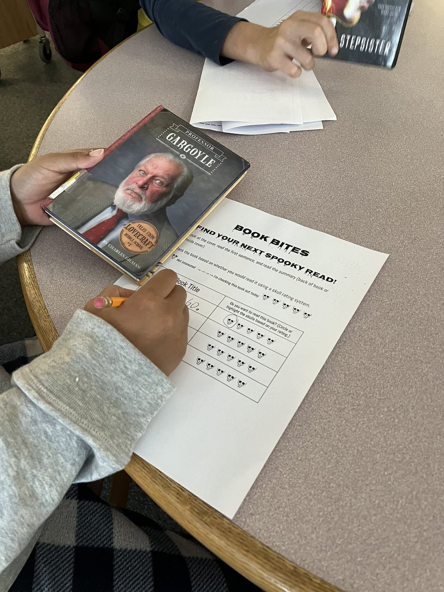 7th grade students in Mr. T’s English classes sampling some spooky books! <a href="/FCPSLibertyMS/">Liberty Middle School</a> #BookBites