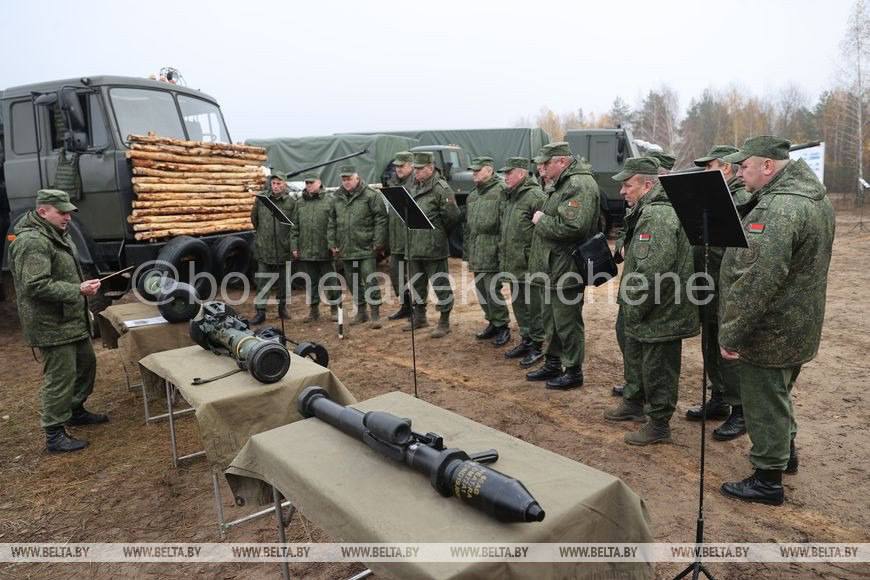 TolikGoodwill's tweet image. #russiaisateroriststate got some #trophy #westernweapons and showing them to the #Belarus armymen. If contrast between cutting edge AT-rocket launchers and armoured with logs truck does not impress you, then just look at the faces.