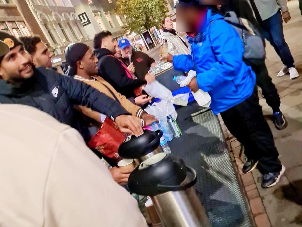 JordanParker7's tweet photo. Thankyou @PNGKumulsRL for taking time out this evening to help our homeless charity handing out hot meals and drinks to the homeless community of Mcr City Centre.
Sorry I missed you guys. Hopefully see you before the end of the World Cup.
@Two_Brews_ @RLWC2021 https://t.co/ZP4mm1jDW4