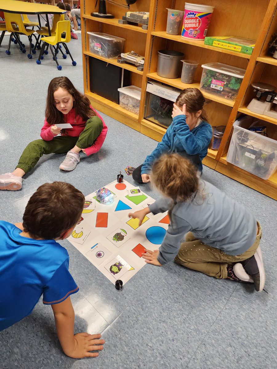 Les élèves de 2e et 3e s'amusent à faire des défis de codage avec nos abeilles. @Daph_Wallbridge <a href="/CSCDGR/">CSCDGR</a>