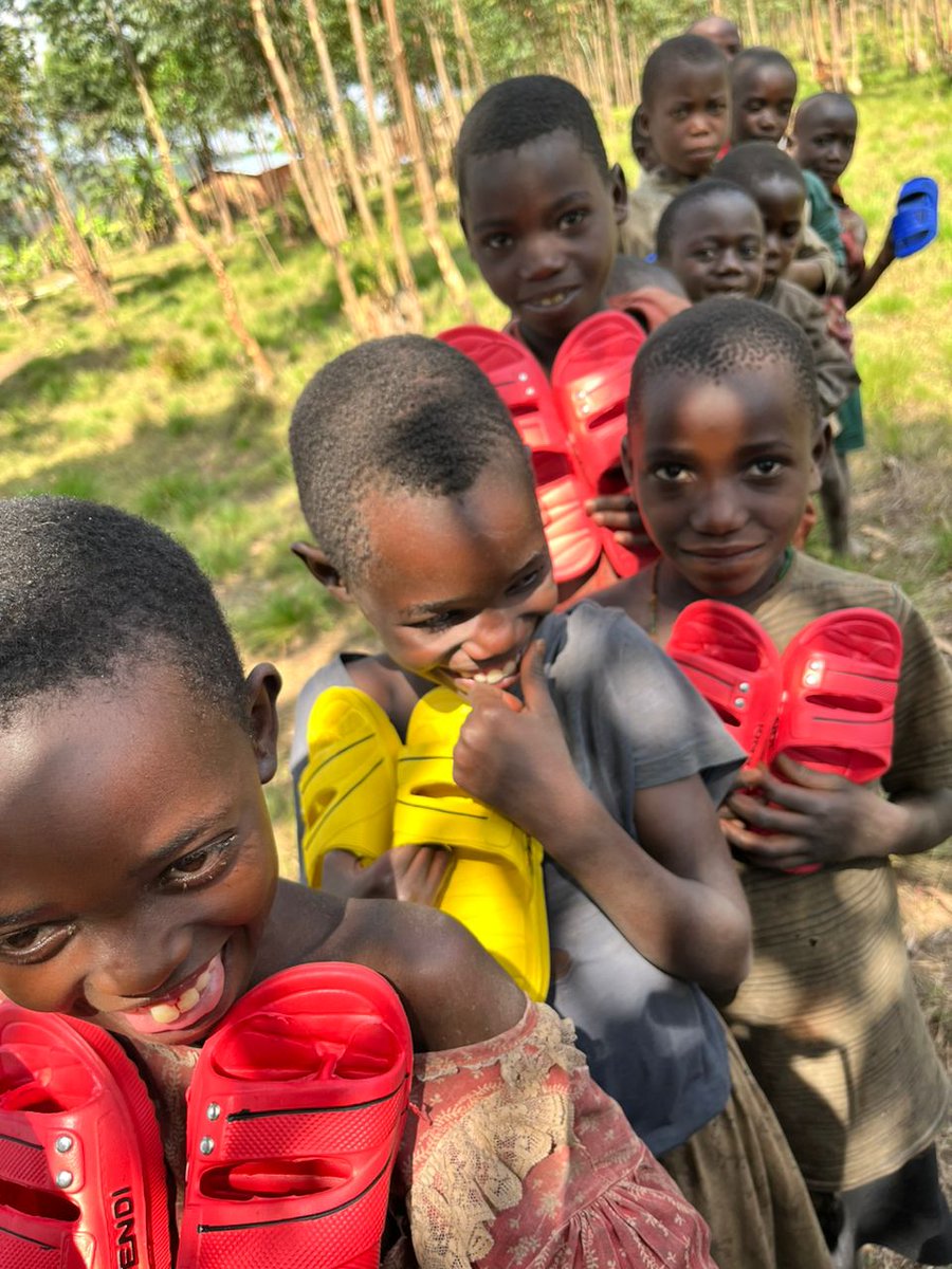 AssoTwenge's tweet photo. Des chaussures pour les petits de #Gatonde à leur rentrée!Marcher pieds nus peut provoquer des blessures musculaires et des blessures aux pieds,en particulier sur un terrain accidenté. Depuis #Twenge nous continuerons à cheminer aux côtés du peuple #Batwa et de son peuple. https://t.co/gePWQvYPPB