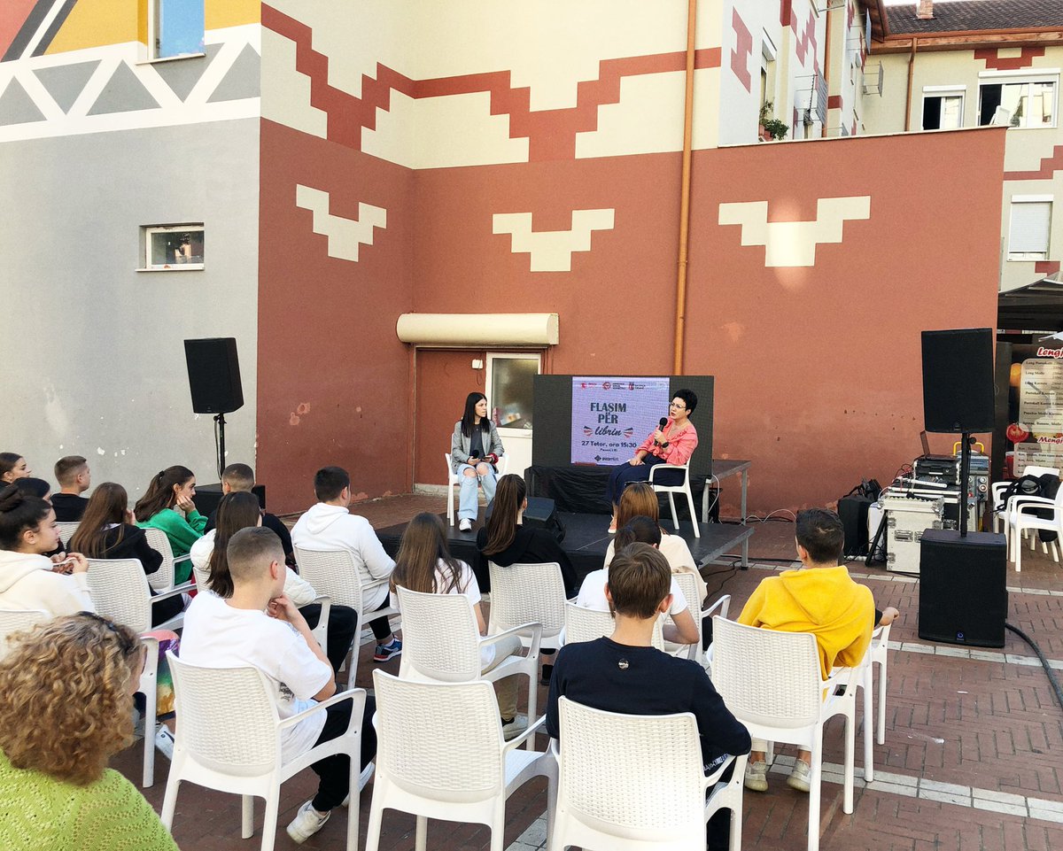 Flasim për Librin📚 
Me të rinjtë që mbushën <a href="/PazariR/">Pazari i Ri</a> patëm një diskutim plotë pasion për Letërsinë📃&amp;Gjuhën Shqipe 🇦🇱 

Znj.Natasha Poroçani jo vetëm si autore, por si pedagoge e Gjuhës Shqipe dhe autore e teksteve shkollore ndau me të rinjtë një këndvështrim tjetër për librin.