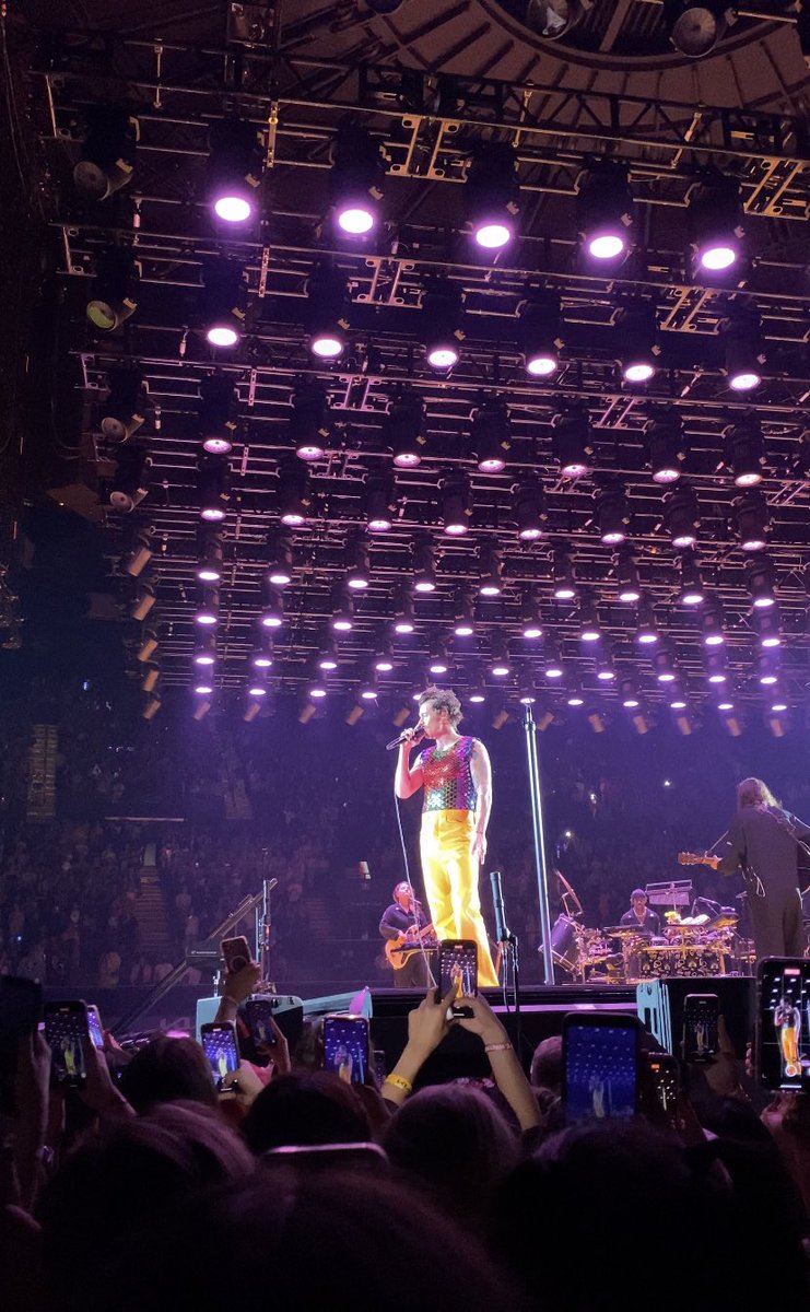 swftsos's tweet photo. i saw harry last night and i'm absolutely blown away that these photos came from my own phone. https://t.co/KiJVMhm3QR
