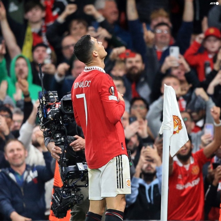 InvictosSomos's tweet photo. El festejo de Don Cristiano Ronaldo. TOP. https://t.co/IulFufEks2