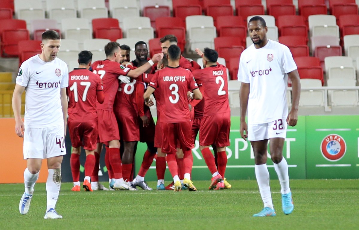 3 - Cluj'u 3-0 mağlup eden @Sivasspor, Avrupa kupalarındaki en farklı galibiyetini aldı. Meşale.