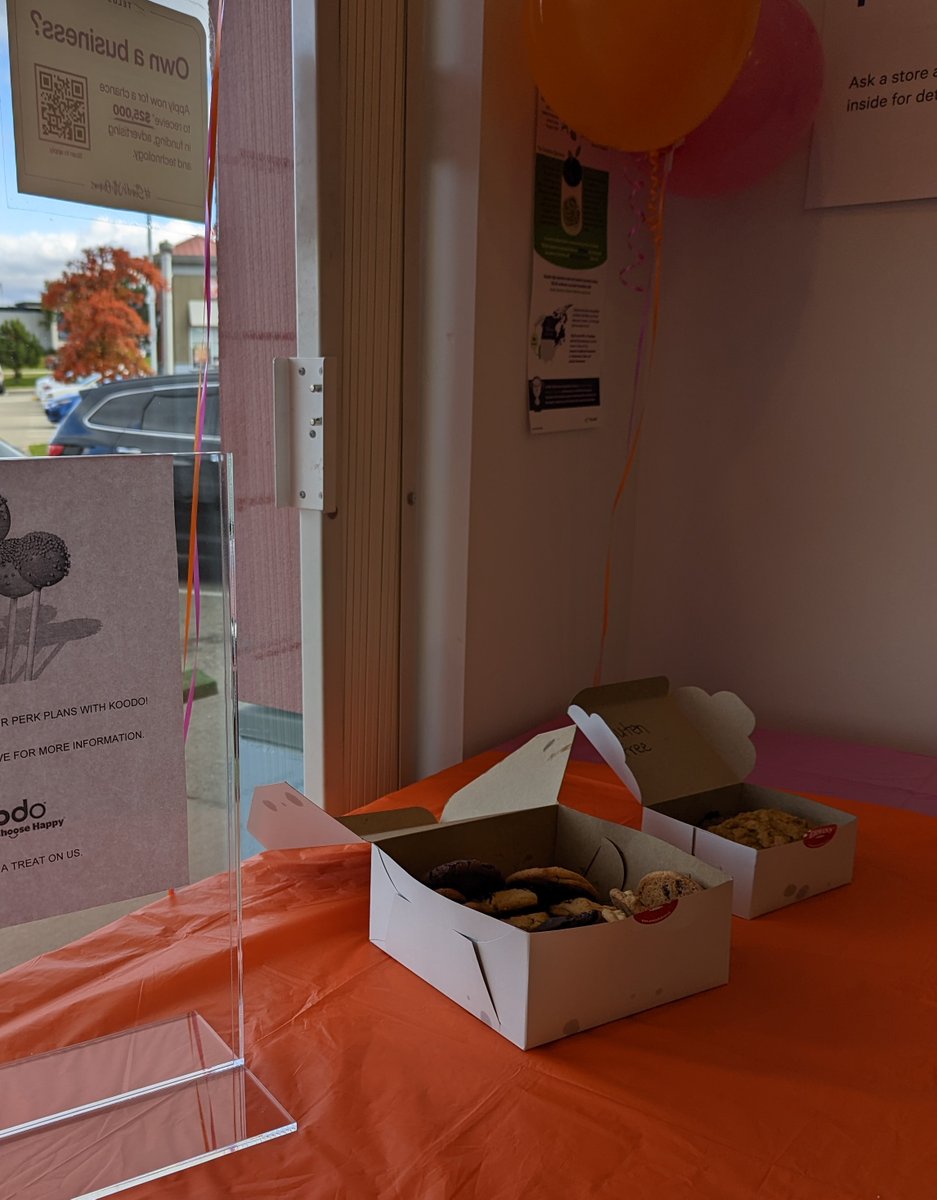 TomHarris's tweet image. Celebrating the launch of Koodo's Pick Your Perk today by Picking Your Treat at our Summit Centre location in Kamloops BC.   

What Koodo Perk will you choose?  #RolloverData #SpeedBoost #UnlimitedLD #UnlimitedInternationalText