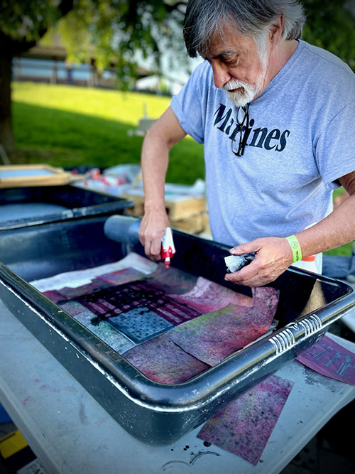 NEW BLOG: Learn how #CreativeForces Community Engagement grant projects are making a difference in military and veteran populations. creativeforcesnrc.arts.gov/news/community… Photo by James Teichman <a href="/NEAArts/">Nat'l Endow f/t Arts</a> #CreativeArtsTherapy #CommunityArtsPrograms