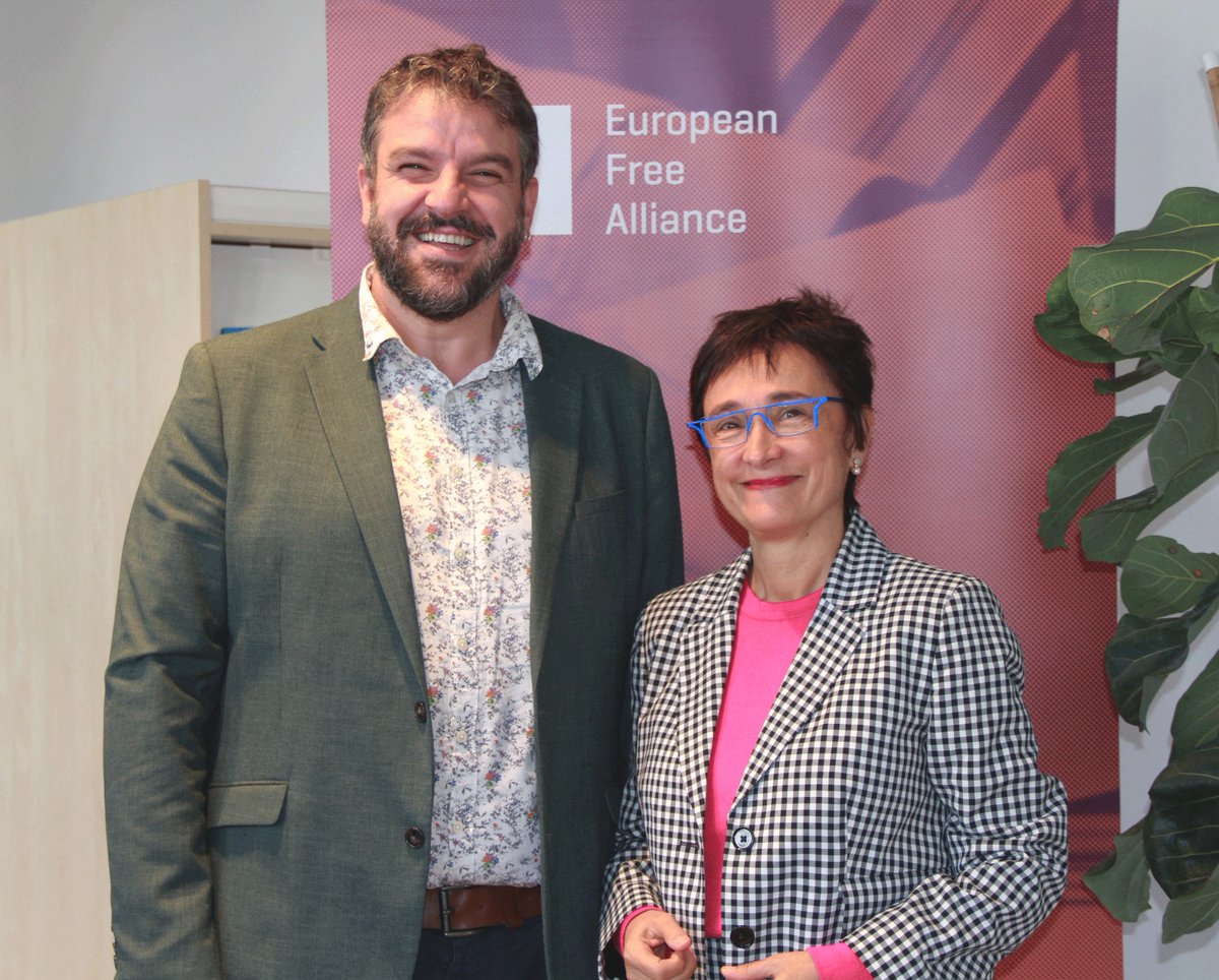 El primer dia ens vàrem reunir amb l'<a href="/EFAparty/">European Free Alliance</a>, partit europeu referent de <a href="/MESperMallorca/">MÉS per Mallorca</a> i que durant la nostra estada ens ha fet d'amfitrió! Gràcies!!! 💚💜 Per cert, amb EFA organitzam un fòrum d'Illes i Turisme l'11 i 12 de novembre a Palma que promet molt! 📆 Save the date!