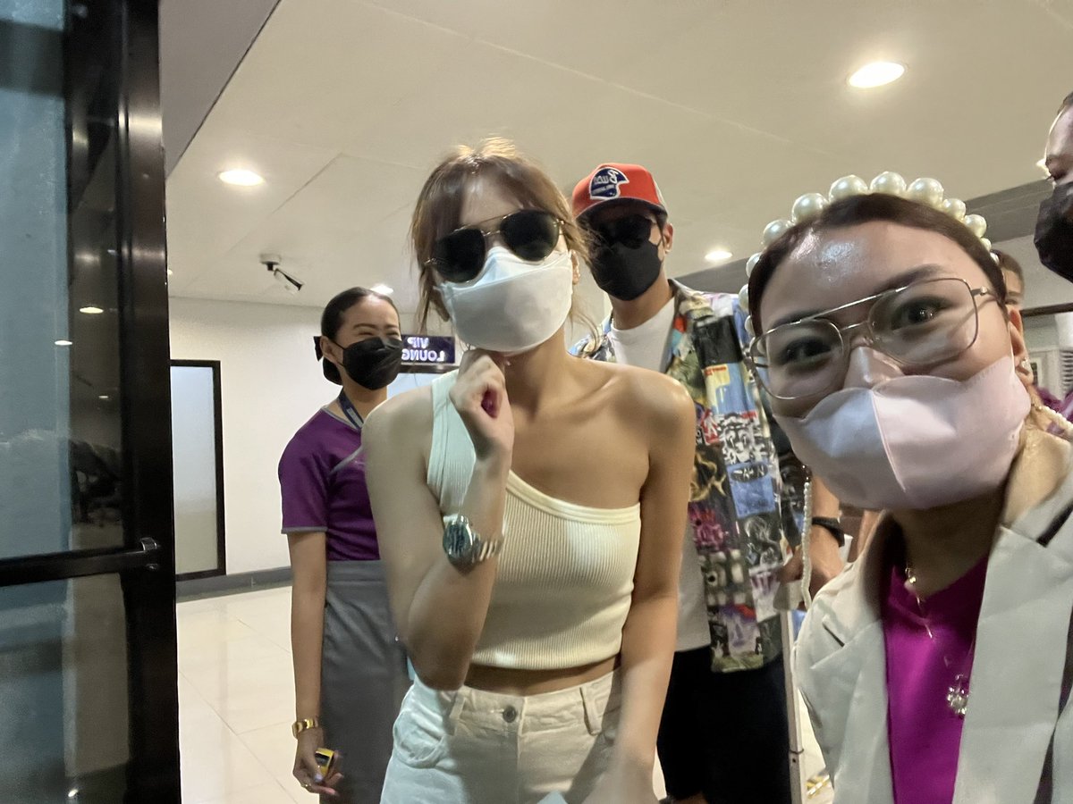 pamposaeusyl's tweet photo. Super unexpected that I got to see my faves at the airport. 😭💙 Good Morning naman! I love you both so much @bernardokath @imdanielpadilla https://t.co/XO5orz37uE