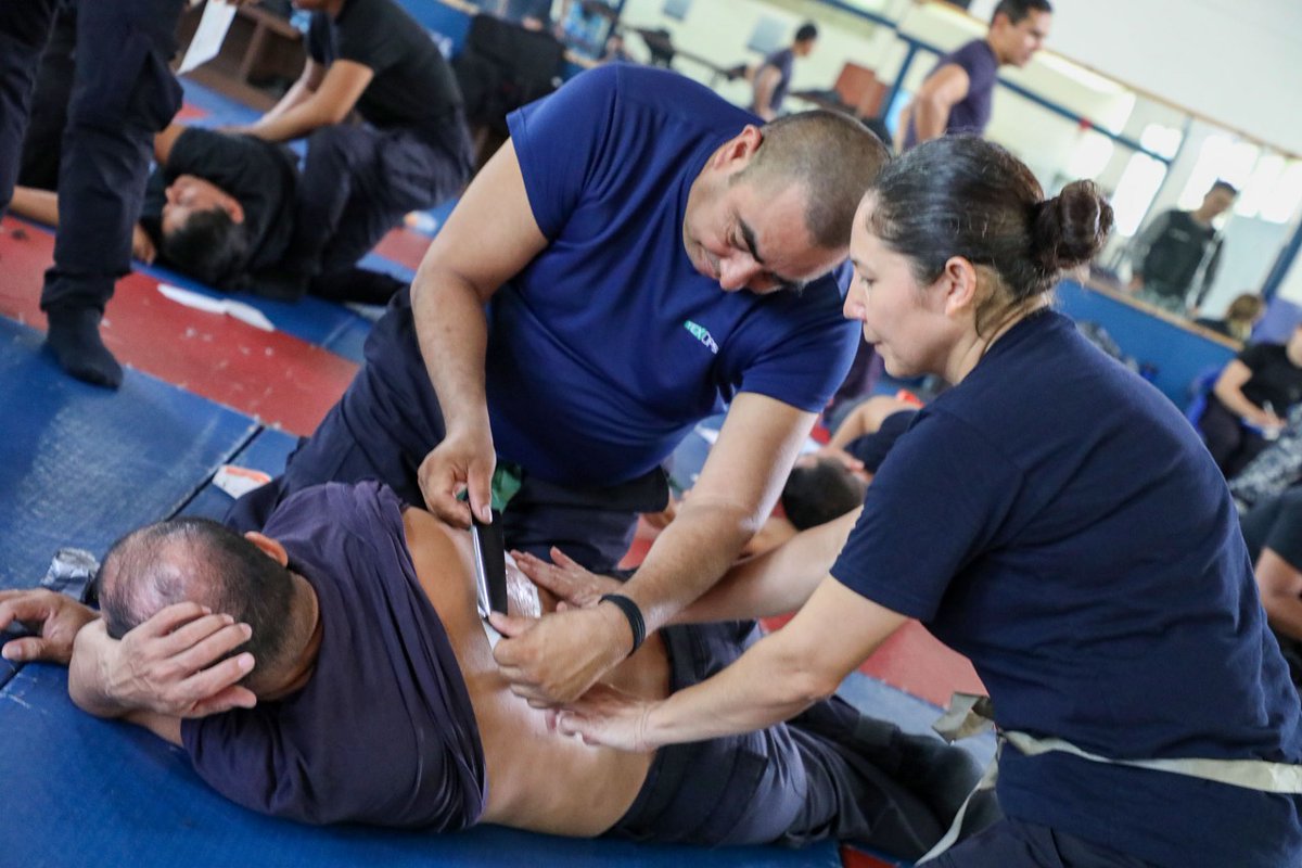 ANSPSV's tweet photo. Instructores de @ITTAonline, imparten práctica de rescate de oficial herido a un grupo de 32 policías con técnicas de vendaje en situaciones de emergencia, aplicación de torniquetes, en el curso de uso táctico de la fuerza y entrenamiento de sobrevivencia,  impartido a @PNCSV. https://t.co/gHEXbat50T