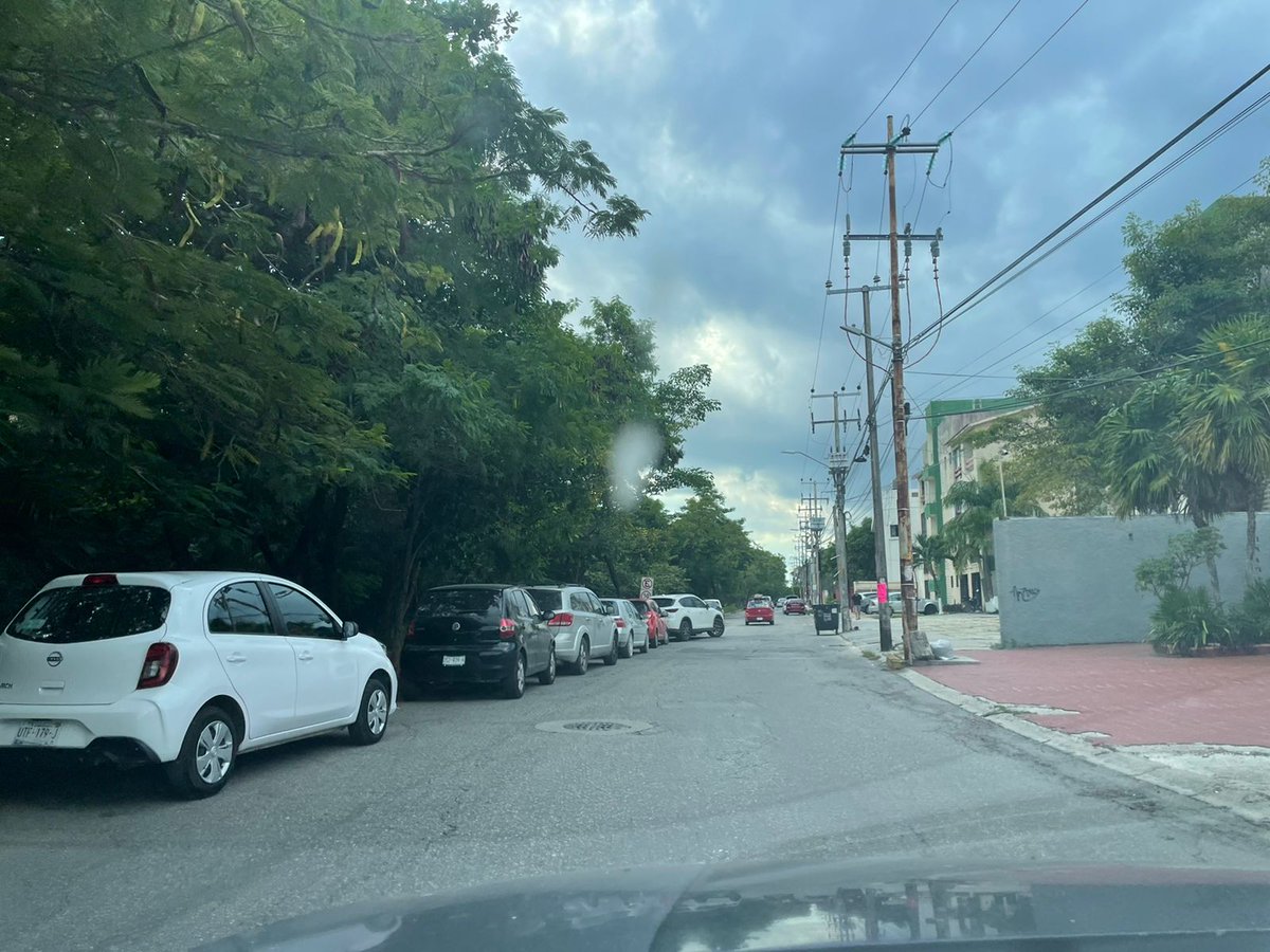 KabahlgoCoati's tweet photo. Al menos 15 coches estacionados en área que no se permite estacionamiento @TransitoBJ @AytoCancun a quitar placas para que cumplan su cuota que en vez que andar parando a turistas para extorsión #cancun #parquekabah #sm43 https://t.co/xSUTQMAmAH