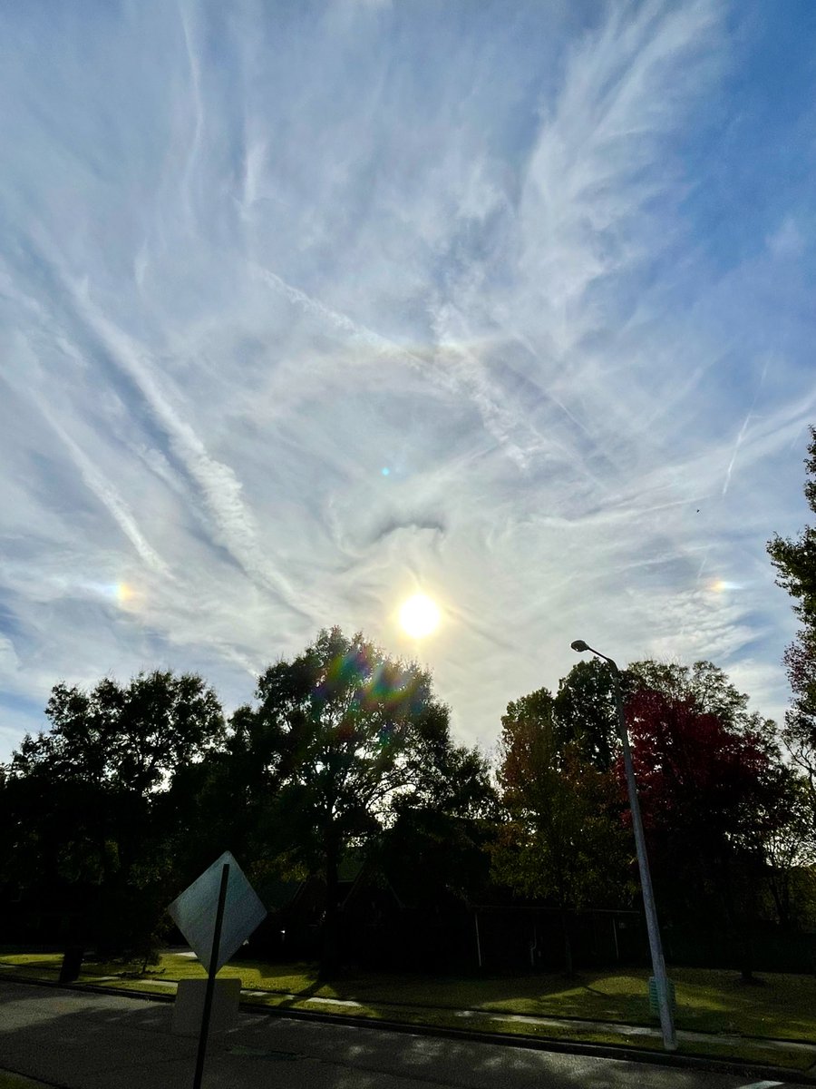 Check this out. Two sun dogs and a halo! Always look up because you never know what you might see ⁦@Dentonwx⁩ ⁦@RonChilders⁩ ⁦@NWSMemphis⁩