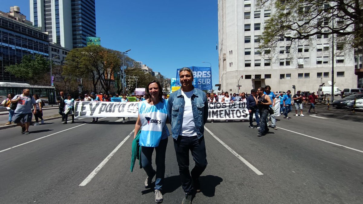 jesusescobarnqn's tweet photo. Con participación ciudadana le exigimos al Congreso que trate la ley para congelar los precios de los alimentos y de las tarifas de los servicios públicos. La inflación y la pobreza son los flagelos más duros que está viviendo nuestro pueblo @silvia_saravia @HumbertoTumini https://t.co/OSrtDTuaZh