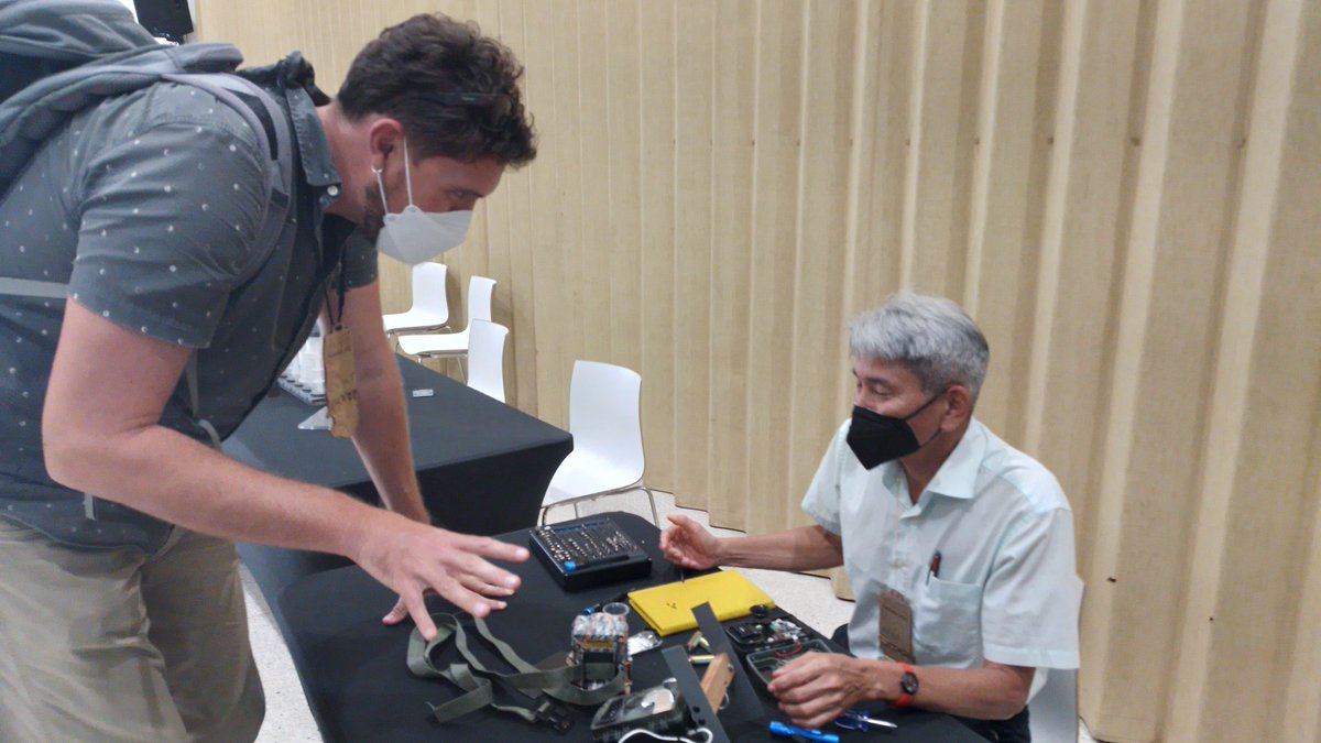 GOSHCommunity's tweet image. #GOSH2022 #PublicDemo Harold Tay has modified a #CameraTrap to give it an external trigger. Biologists like Pen-Yuan Hsing (@MammalWeb) can use it to trigger two camera traps simultaneously and get 3D animal pics, that allow to count them for wildlife #conservation #wildtech