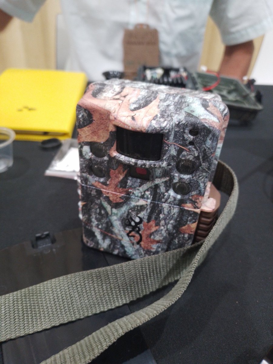 GOSHCommunity's tweet image. #GOSH2022 #PublicDemo Harold Tay has modified a #CameraTrap to give it an external trigger. Biologists like Pen-Yuan Hsing (@MammalWeb) can use it to trigger two camera traps simultaneously and get 3D animal pics, that allow to count them for wildlife #conservation #wildtech