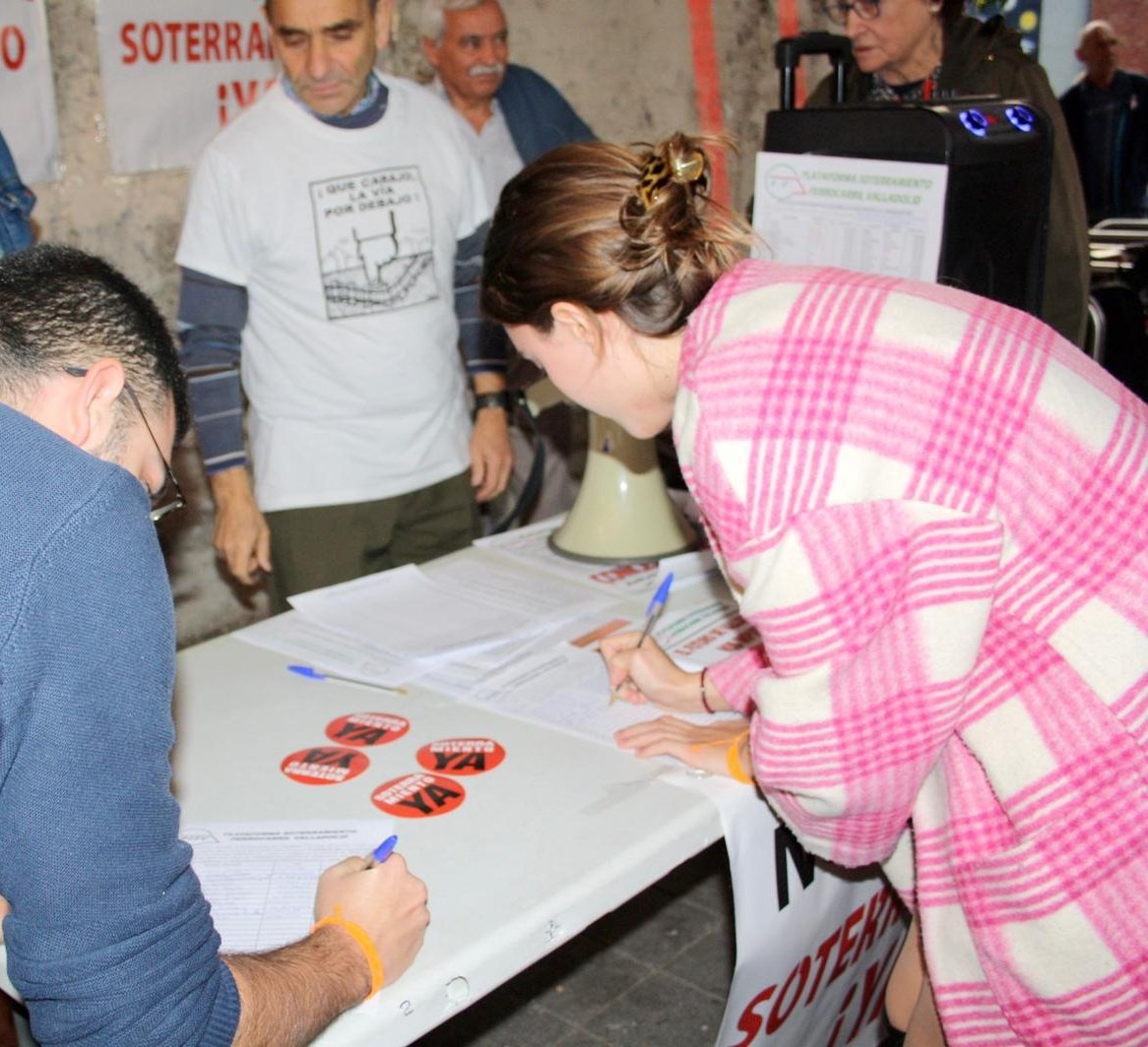 ➡️Parte de la Jd de la Agrupación de Valladolid,y algunos miembros del grupo municipal han participado en la concentración a favor del #Soterramiento de <a href="/Sote1Plataforma/">Plataforma Soterramiento Ferrocarril Valladolid</a> 

🟠Seguimos reclamando un soterramiento que garantize la igualdad entre ciudadanos.

¡Continuamos trabajando!