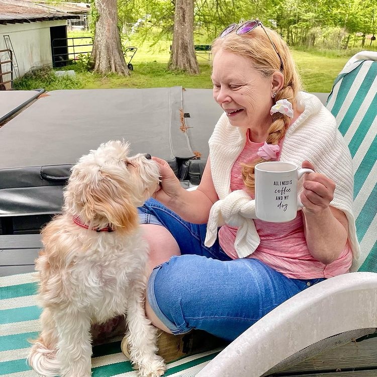 Gabes_Stores's tweet photo. Furry friend & coffee in hand. We're falling for the perfect cup and this cute pup. π πΈ: @cheshirefarmandnursery & πΆ Lady
#GabesFinds #deals #finds #shopping #coffee #dogs https://t.co/IcI9h5TxPh