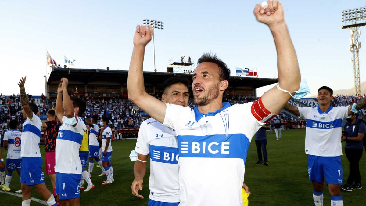Cruzados's tweet photo. Por estar siempre presente, dentro y fuera de la cancha👏 

Por ser un líder y un ejemplo para todos #LosCruzados ⚪🔵 

Por ser un símbolo de nuestra época más gloriosa 🏆 

Por esto y mucho más, #GraciasChapa19 ❤️ https://t.co/3XmTxrElLb