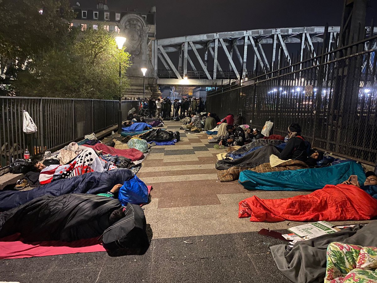 Il est 23h. Après une expulsion qui aura laissé près de 450 personnes à l’errance dans les rues de Paris, chacun tente de se trouver une place sur le trottoir pour y passer la nuit. L’accueil est un fondamental d’une société digne. L’inverse est indigne et dangereux.