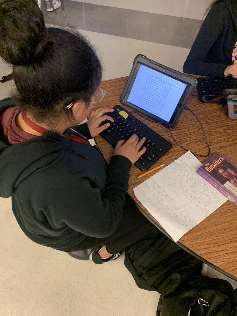 kgoetzELA's tweet photo. A class set of keyboards makes essay writing a breeze!

#RLAmazing #DigitalLiteracy #dpvils #vilsdemo @Austin_Broncos @dpvils @DonorsChoose https://t.co/6vow6TGXps