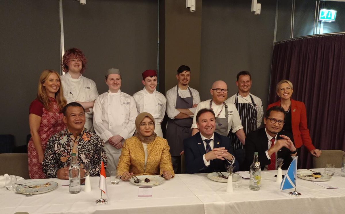 Inspirational.  Indonesian Ministry of Education, Culture, Research &amp; Technology see how MasterChef <a href="/Gmacchef/">Gary Maclean</a> raises aspirations and provides 'real-world' vocational skills training for students <a href="/CofGCollege/">City of Glasgow College</a>. #SkillsforProsperity <a href="/IndonesiaILO/">ILO Indonesia</a>