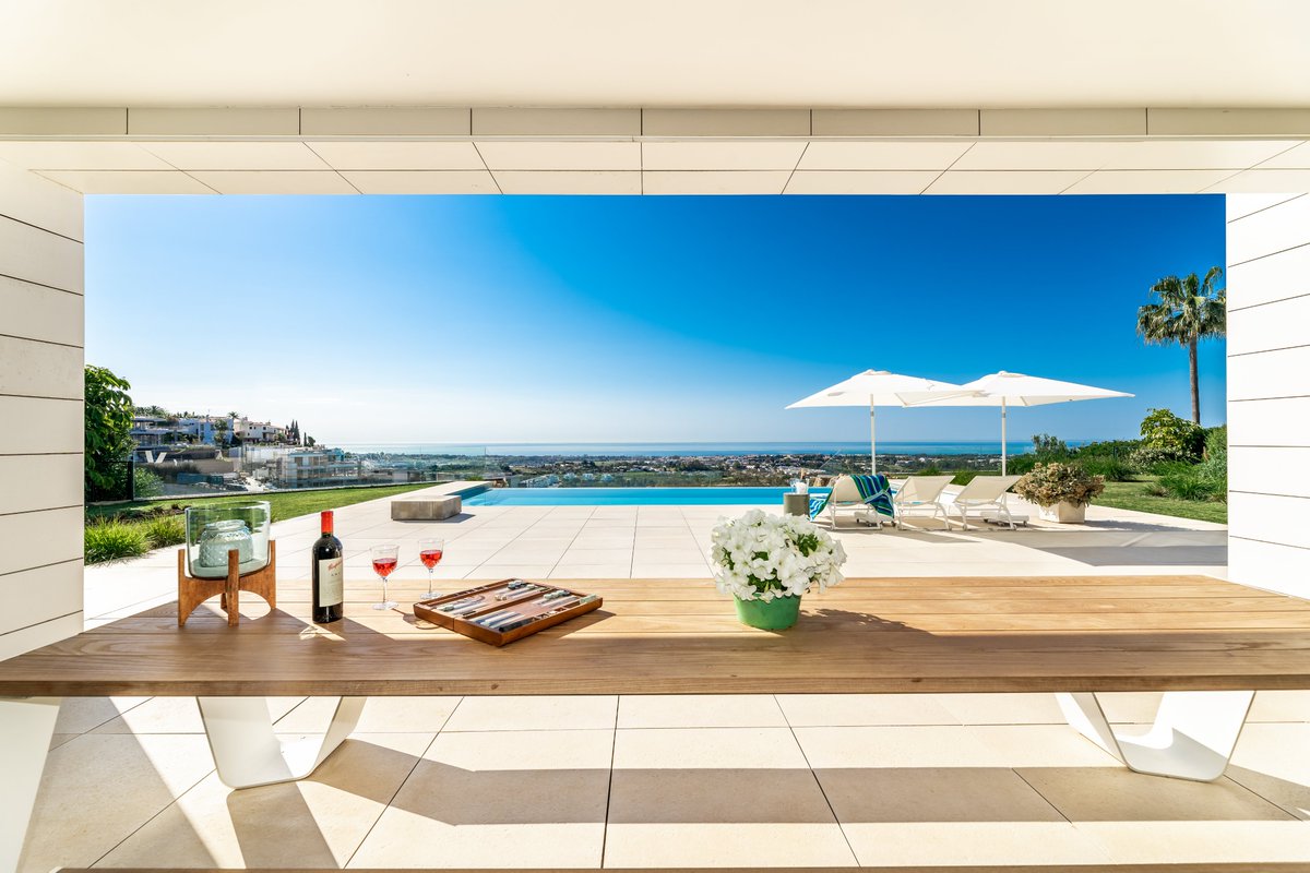 Perfect setting for wine and game night.
📍Marbella