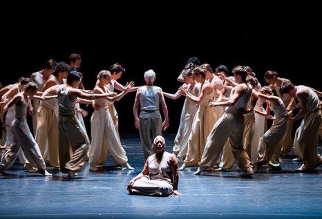 MaggyPigott's tweet photo. 5 🌟 Crystal Pite’s #LightOfPassage movingly evoking the passage of life, place, states … including movement of refugees in her 2017 #FlightPattern
Stunning #choreography, music &amp; #dancing from 36 dancers @TheRoyalBallet with 6 children &amp; 2  from Company of Elders
Go! https://t.co/NA0939Eiqi