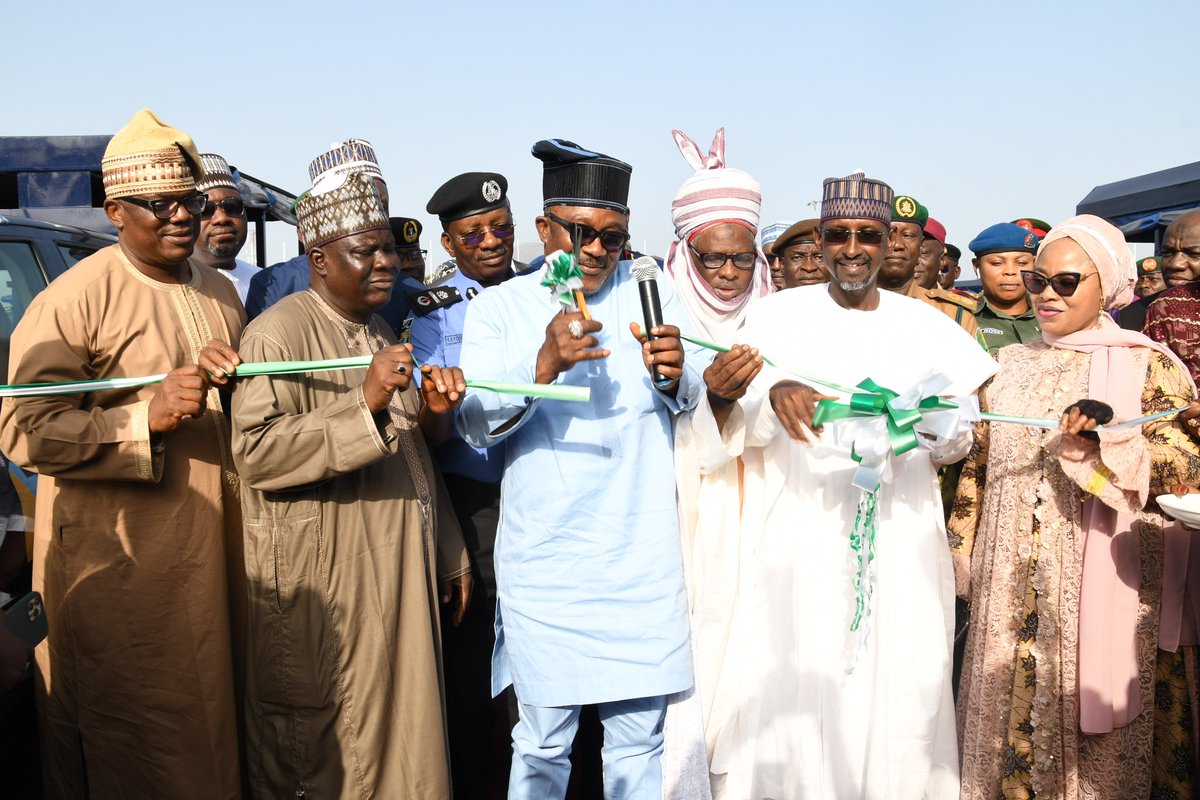 PHOTO NEWS: FCT Minister @MuhdMusaBello handing over the keys of newly procured operational vehicles to the FCT Commissioner of Police, Sunday Babaji and AIG Zone 7, Kayode Egbetokun during the handover of 60 operational vehicles to security agencies in the FCT earlier today.