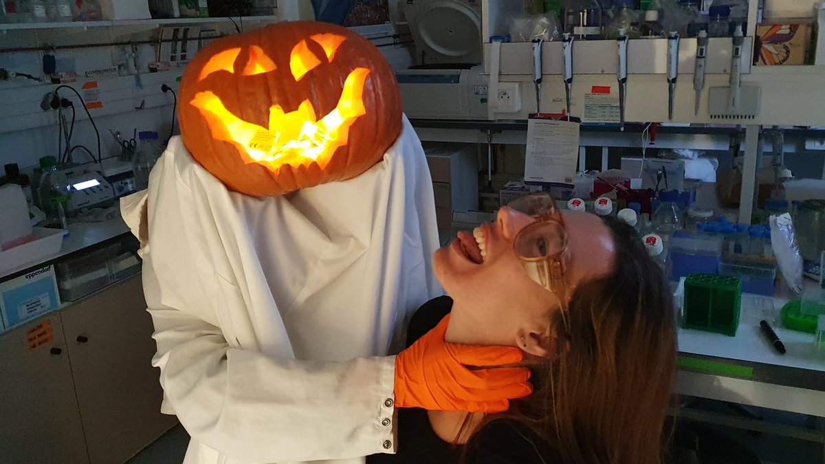 Pumpkin carving at lab today.. did not end up well for  <a href="/_AnvitaBhargava/">Anvita Bhargava</a> and Ségo 😱😱