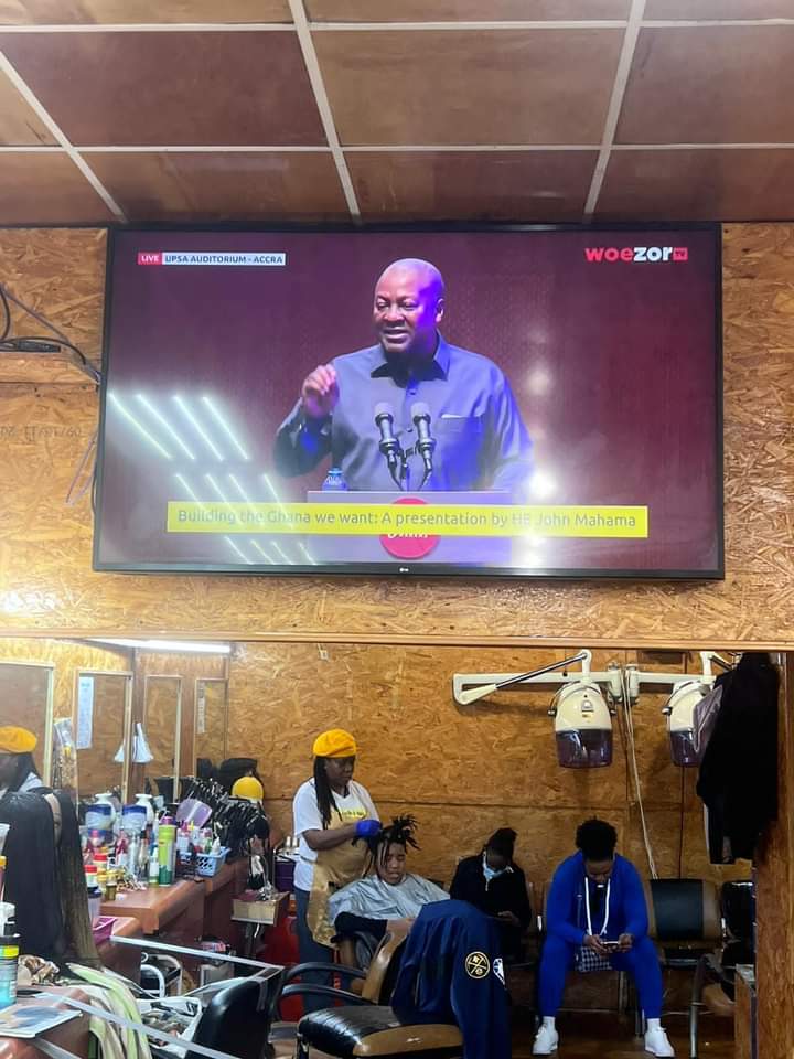 Kojo_Deholy's tweet photo. This is a barbershop in NEW YORK. 
They are listening to wisdom. 
 
#JMSpeaksOnEconomy
#PresidentSpeaks 
Ato Forson | Bank of Ghana https://t.co/JboCY8XBZA