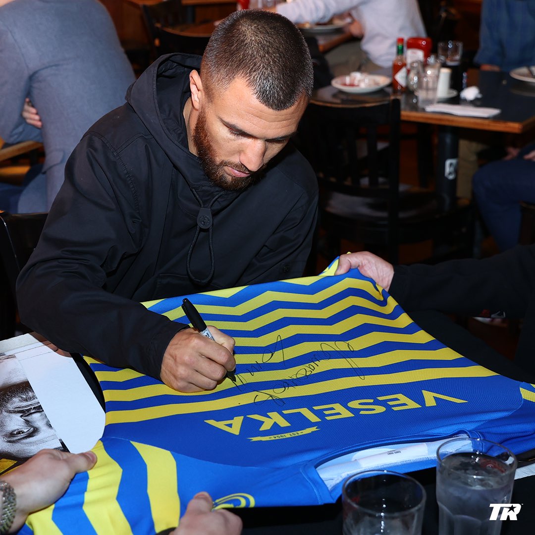 Warm welcome for @VasylLomachenko at @VeselkaNYC 🇺🇦🗽