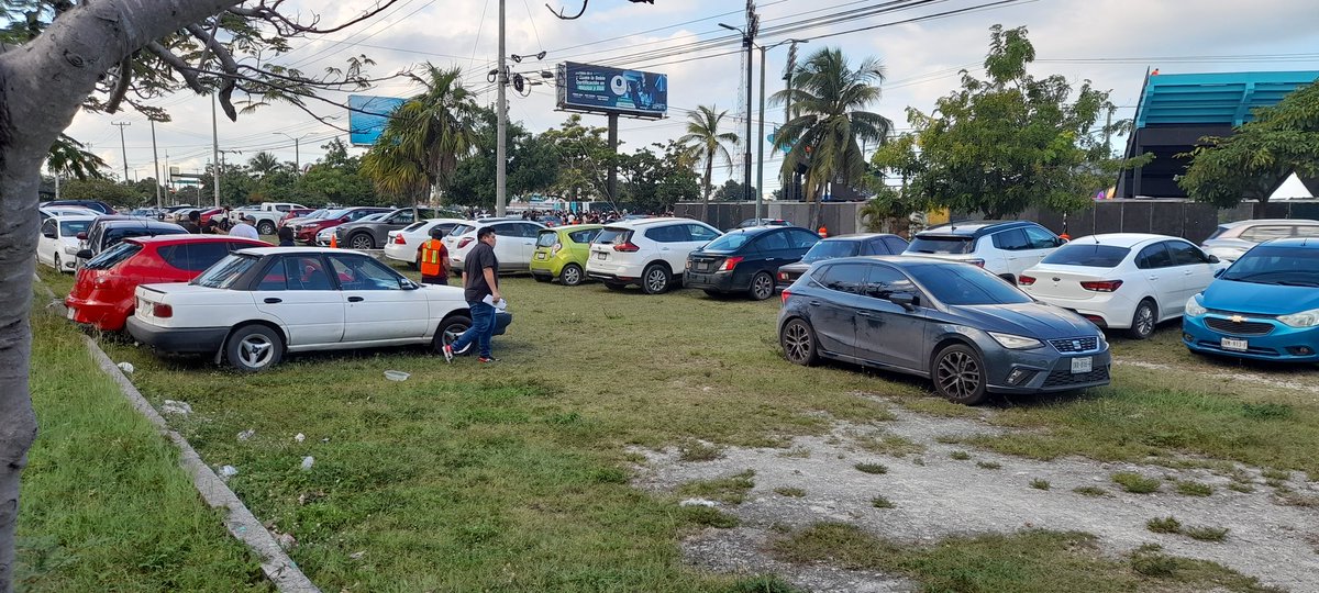 KabahlgoCoati's tweet photo. @AytoCancun @TransitoBJ @PoliciadeCancun  como es posible que dejen que hagan áreas verdes estacionamiento, cuando el estadio cuenta con su propio estacionamiento @aguilarosorio tagearia a ana Paty Peralta pero me bloqueó #cancunsos #sm43 https://t.co/ZWKMqjWYJ0