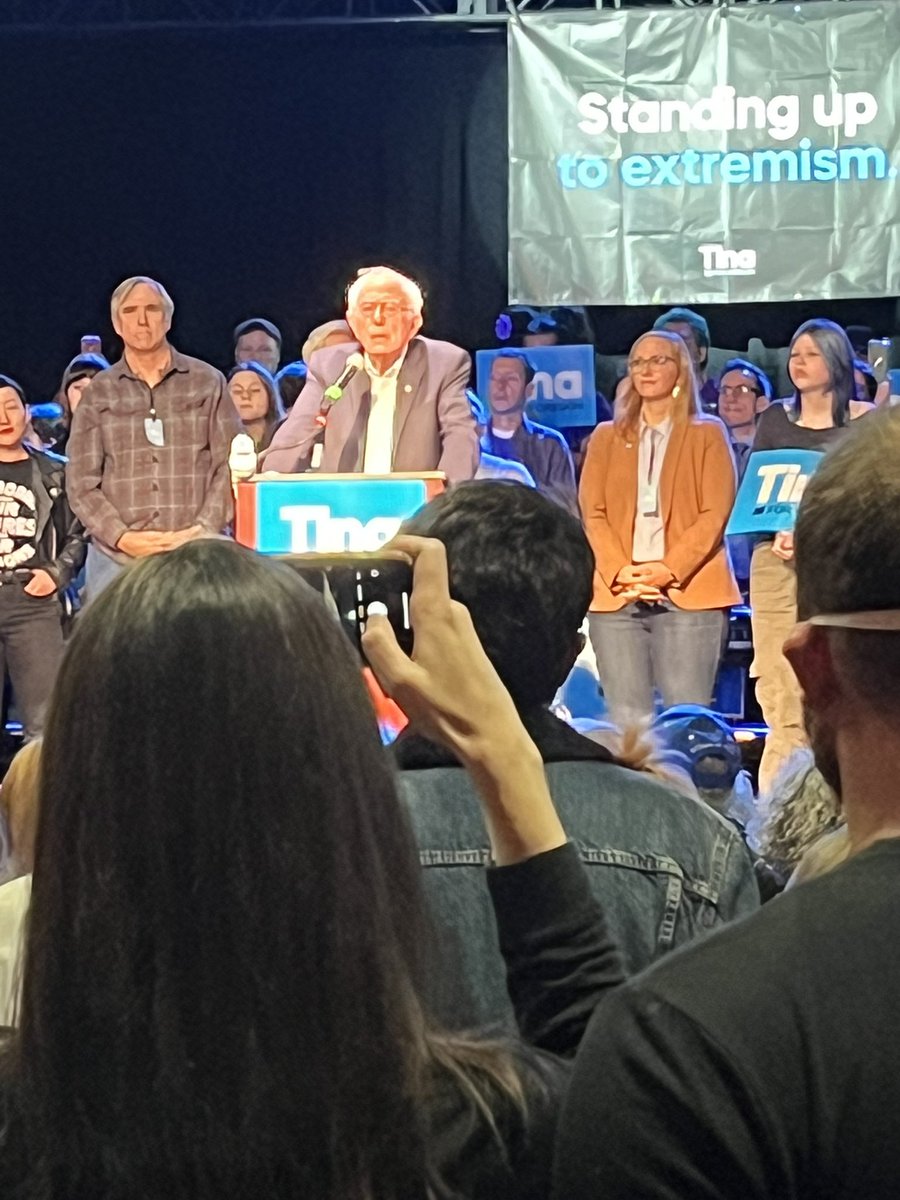 taradublinrocks's tweet photo. Bernard in the hizz! #BernieInPDX @BernieSanders https://t.co/xhF2bz68rK