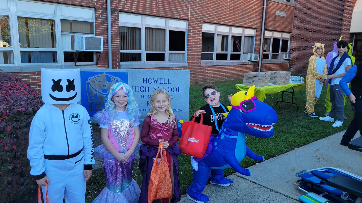 Trunk or treat fun! <a href="/BravermanHHS/">Jeremy Braverman-Howell HS Principal</a> <a href="/MsGresco/">Ms. Trish Gresco</a>