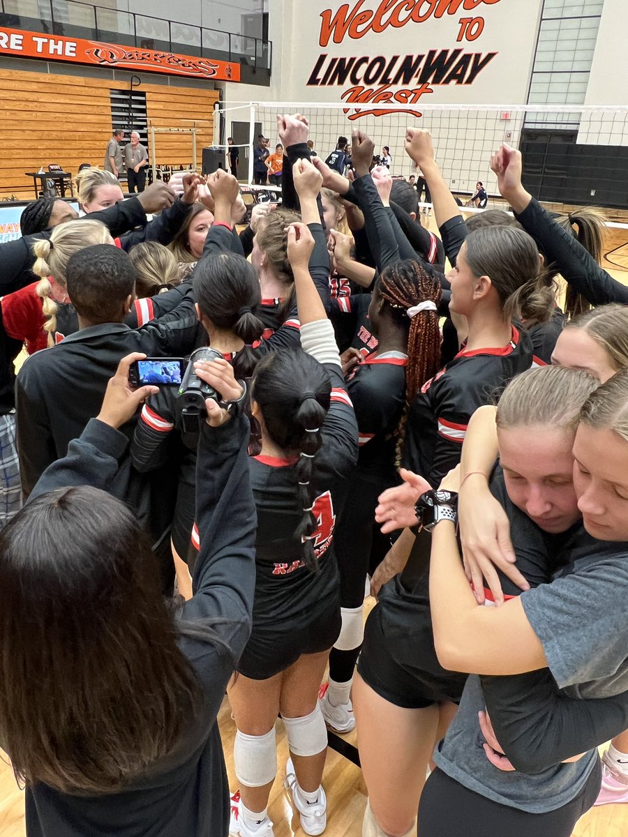 BHSvolleyball_'s tweet image. An absolute #TEAM effort!!! 
WE are Regional Champions!!! 
#TrainToWin #25