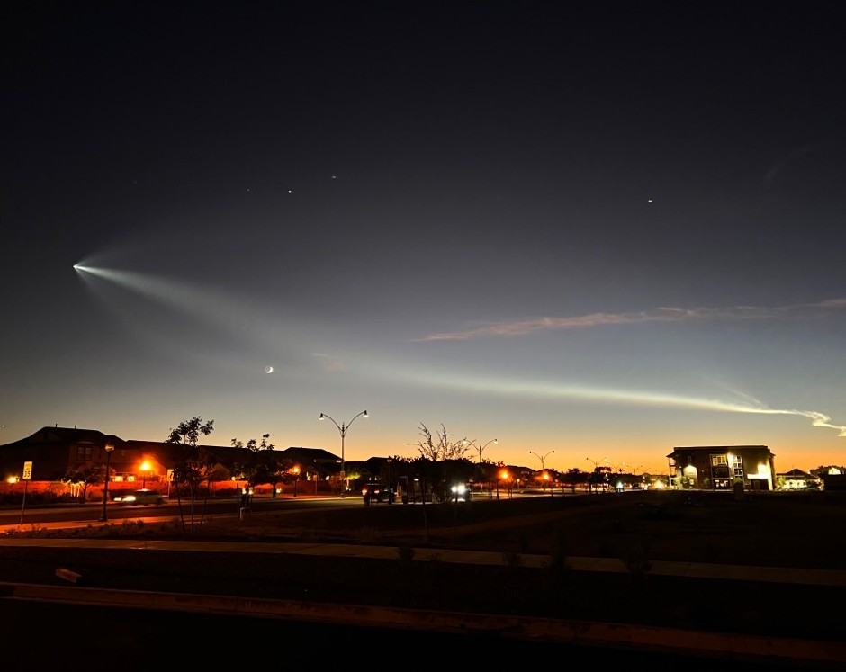 GilbertYourTown's tweet photo. You rocket our world, Gilbert. 🚀 

Were your eyes on the sky tonight? Check out this photo of the SpaceX launch from right here in Gilbert! https://t.co/kYmyagBgof