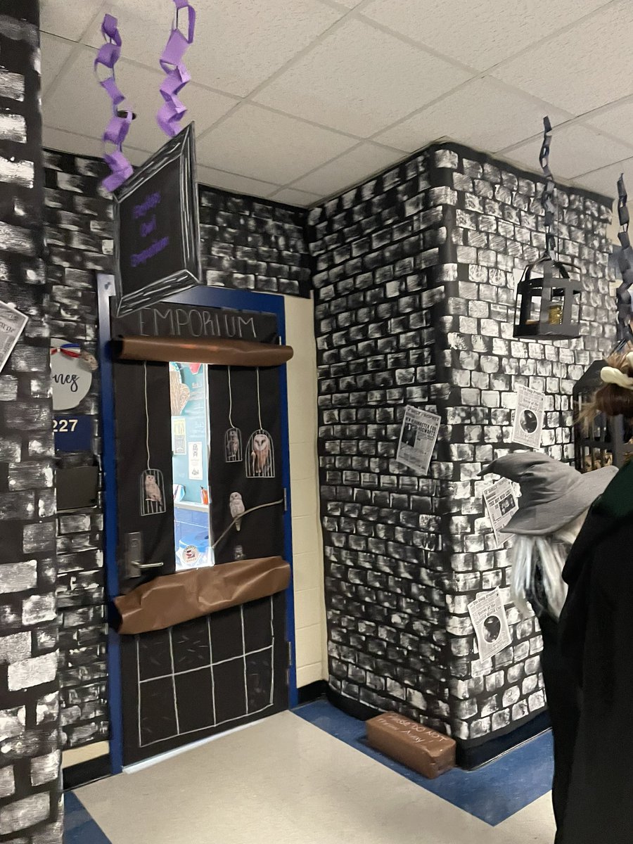CrystalRose0784's tweet photo. @LHSEAGLESVA  Harry Potter tour was a HUGE success. My Dumbledore wanted to help welcome friends to visit. 🥰Thanks for the fun and memories! https://t.co/KaX1Hija3V