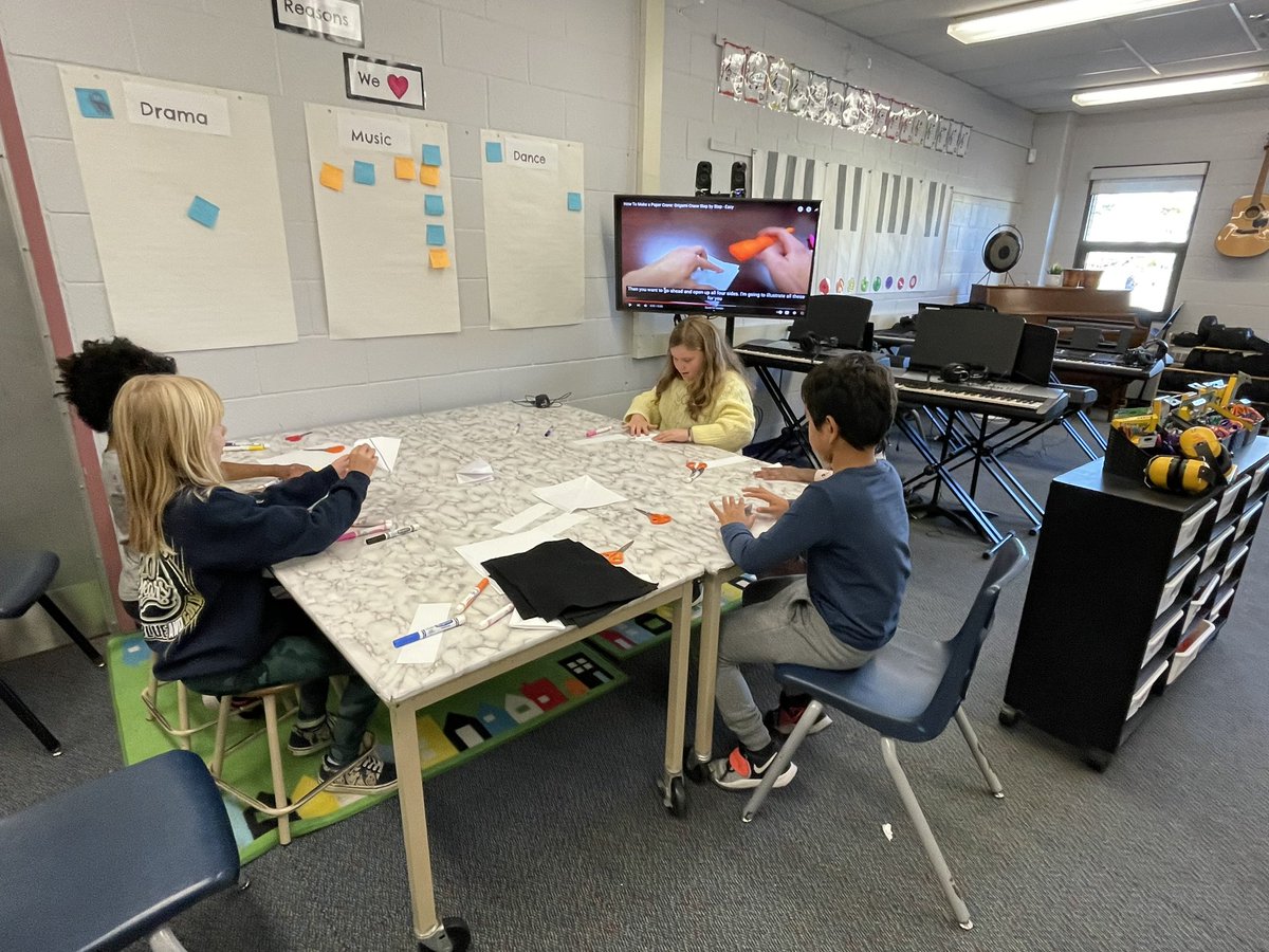 MrsHickey3's tweet photo. @SettlersGreenPS Production crew busy creating pieces for our Remembrance Day set and designing our Creative Zone pumpkin for the Great Pumpkin Parade on Monday!!  Love the buzz in our space during nutrition breaks this year!!! https://t.co/mFTtHgeA9y