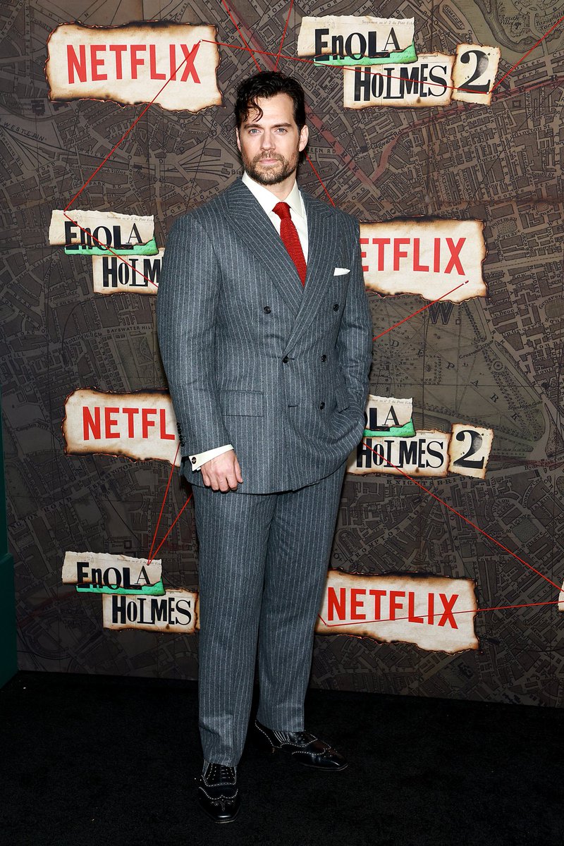 henrylatinfan's tweet photo. #HenryCavill en la premiere de Enola Holmes 2 en NYC. 
Henry como siempre hermoso y perfecto. ❤️❤️ https://t.co/9fcBaY1uAx