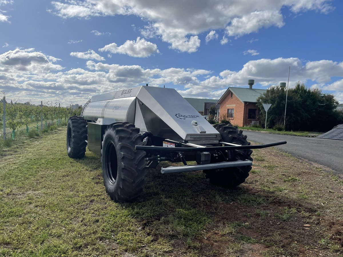 An exciting <a href="/LLSRiverina/">Riverina LLS</a> demo at Griffith today, with an autonomous sprayer for the horticultural industry on display! #llsgriffith #autonomoussprayer #guss
