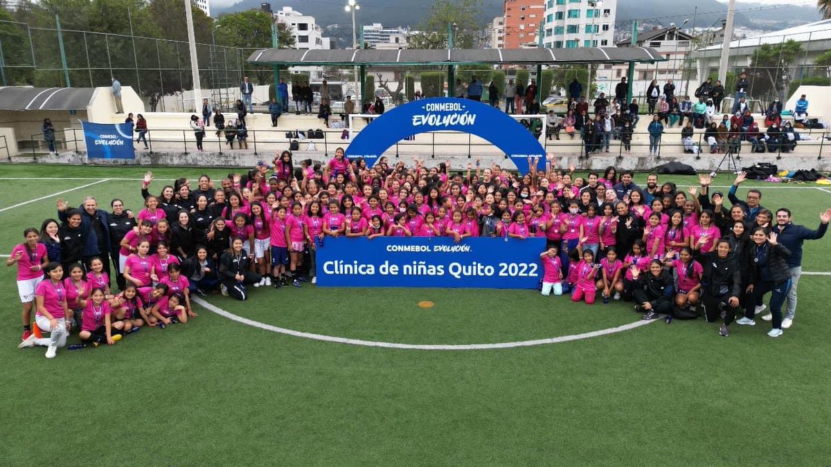 edumoscoso10's tweet image. Hoy se vivió una fiesta del fútbol en Quito. 
Más de 200 ñiñas jugando fútbol bajo la organización de la CONMEBOL.com 
Pudimos compartir vivencias con jugadoras y entrenadoras de toda sudamerica. Selección femenina Sub 17 y 20 de @LaTri ⚽️🇪🇨 !Que gran experiencia 🔥